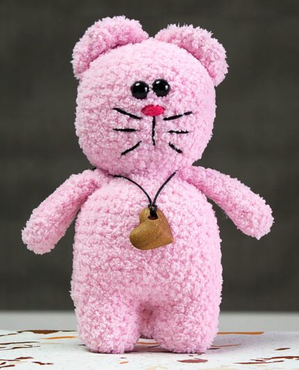 Амигуруми розовый кот с деревянным сердечком