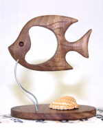 Статуэтка из дерева - рыбка с ракушкой.